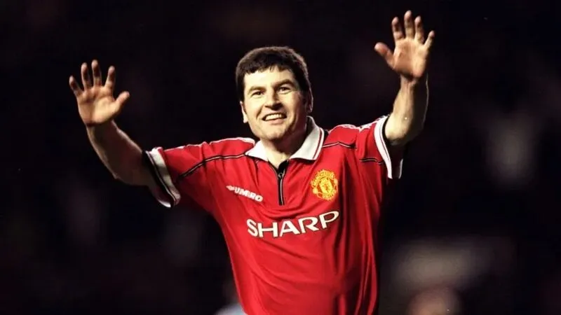 Hậu vệ Denis Irwin đã góp phần quan trọng giúp CLB MU đoạt ngôi vô địch