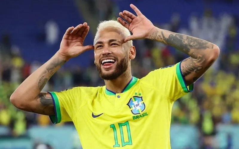 Vị trí thứ 4 trong top cầu thủ nhận lương cao nhất là Neymar với 100 triệu Euro